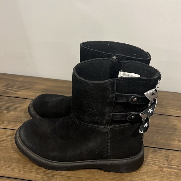 Ugg black girls Tilee boot with silver bows size 3 - Picture 3 of 9